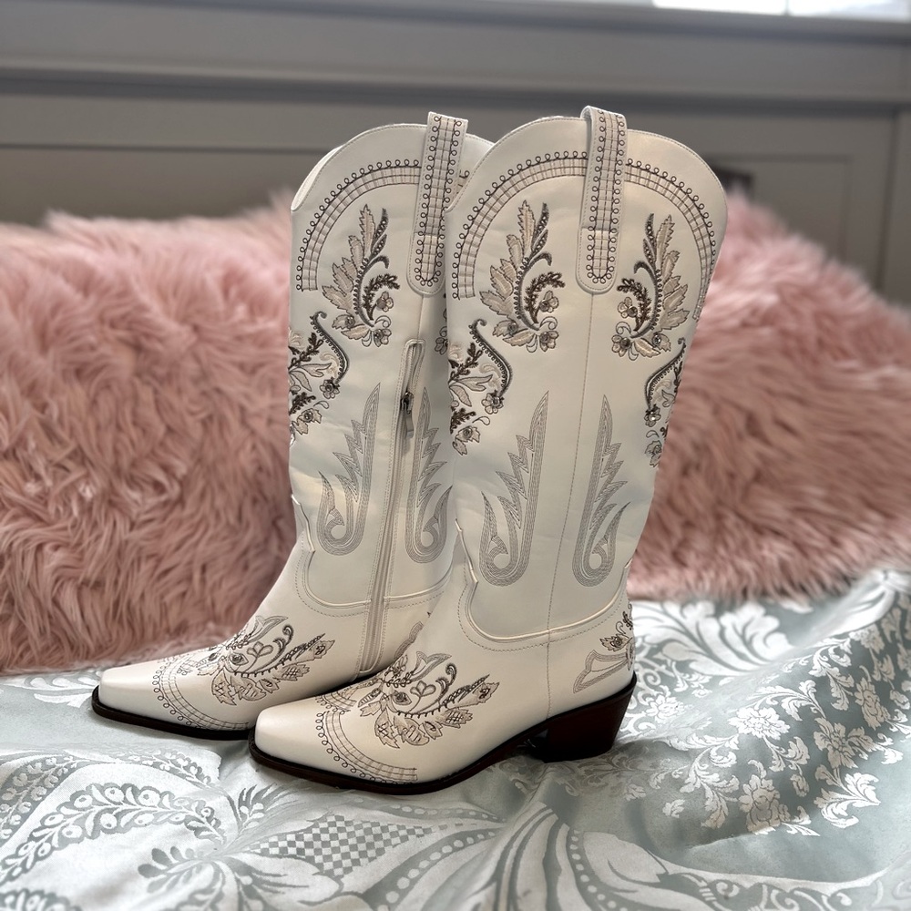 New cream embroidered with rhinestone cowboy boots